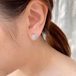 純銀鑲嵌圓形珐瑯耳環-紫灰-一對 第3張的照片