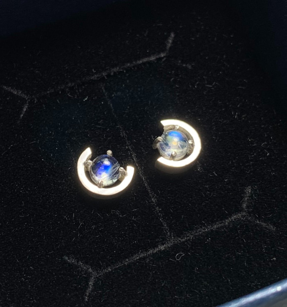 [六月誕生石] 純銀天然月光石半月耳環-一對 第3張的照片