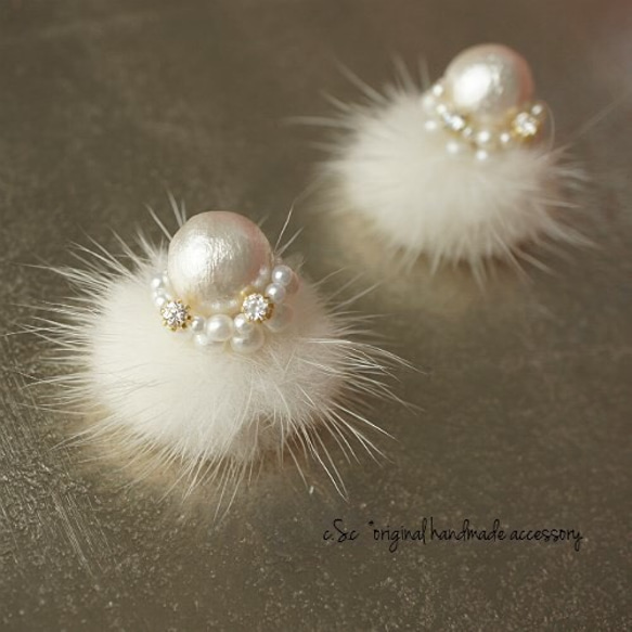 Cotton Pearl*Whiteファーピアス（イヤリング） 1枚目の画像