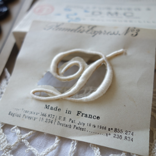 フランスアンティーク　リボン　モノグラム　イニシャル　刺繍　カットワーク　フリル フランス】イニシャル&モノグラム刺繍 | MIGRATEUR/ミグラテール