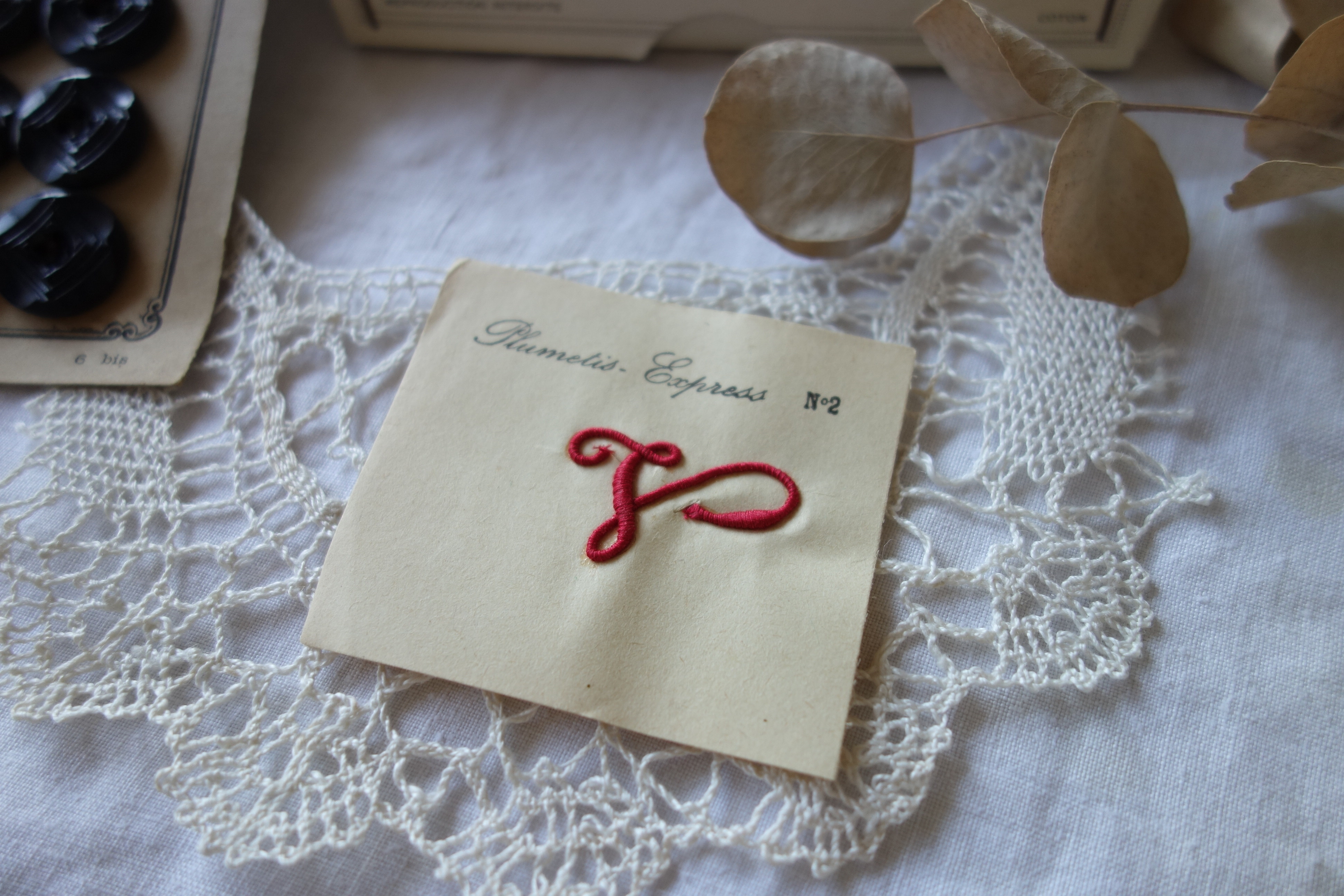 フランス アンティークN°2モノグラム刺繍「V」D089 赤 ワッペン