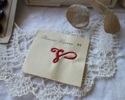 人気を誇る フランス アンティークN°2モノグラム刺繍「V」D089 赤 ワッペン アンティーク雑貨