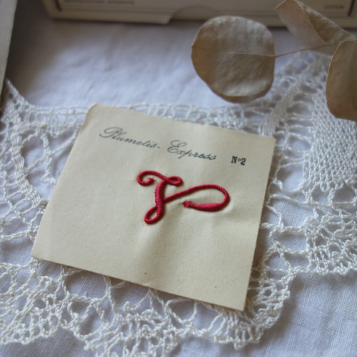 フランス アンティークN°2モノグラム刺繍「V」D089 赤 ワッペン
