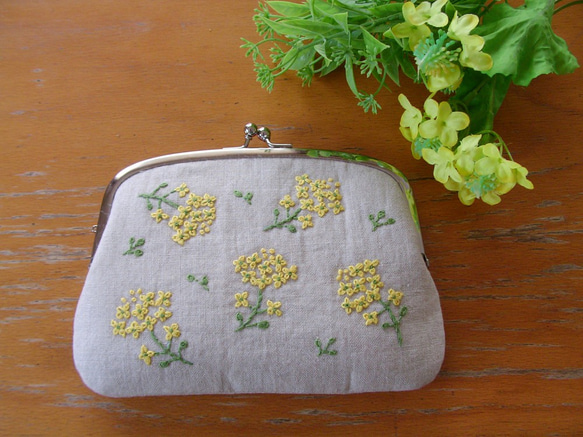 菜の花　春の刺繍　がま口通帳ケース　春色新作２００２１ 1枚目の画像