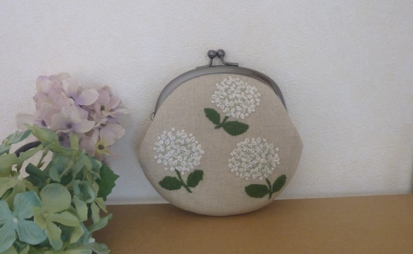 白い紫陽花　アナベル　手刺繍　リネンのがま口　 1枚目の画像