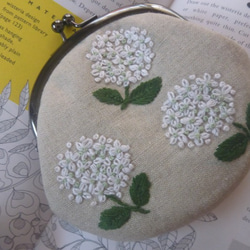 白い紫陽花　アナベル　手刺繍　リネンのがま口　 3枚目の画像