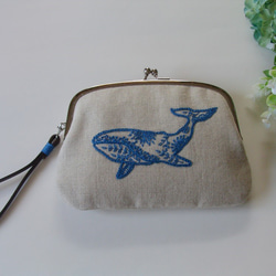 青いクジラ刺繍　晴れやかブルーのクジラ　リネンのがま口ポーチ 2枚目の画像