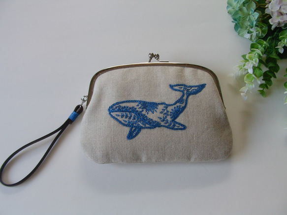 青いクジラ刺繍　晴れやかブルーのクジラ　リネンのがま口ポーチ 2枚目の画像