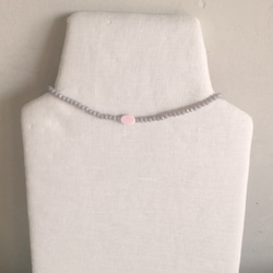 灰色の細いガラスビーズのネックレス・チョーカー／幸運を呼ぶピンク貝のひとつ石 5枚目の画像