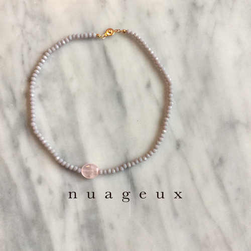 灰色の細いガラスビーズのネックレス・チョーカー／幸運を呼ぶローズ