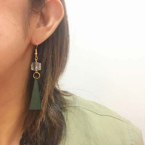 トライアングルウッドとクリスタルビーズのピアス/イヤリング グリーン 