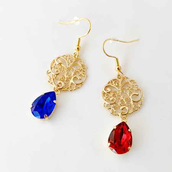 アシンメトリーが美しい赤青ピアス/イヤリング～スワロフスキー