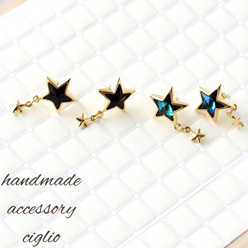 スワロフスキースターの輝くポストピアス/イヤリング 4,150円