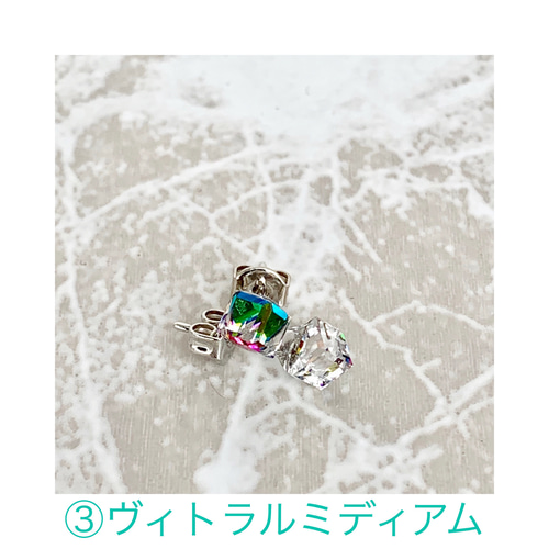 4mmの小さなキューブスワロフスキーピアス/イヤリング～角度によって
