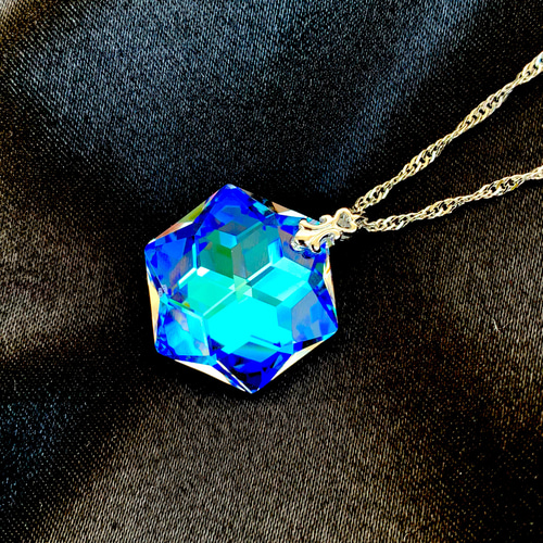 ラスト2本！六角形のお守りを胸に～色が変わるスワロフスキー