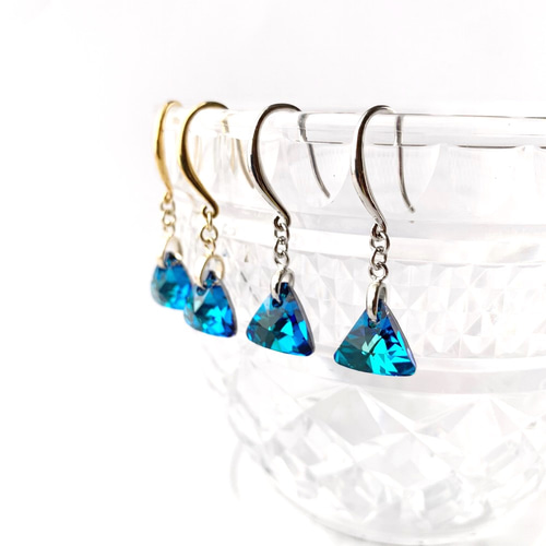 青い三角ピアスorイヤリング～スワロフスキーバミューダブルー ピアス