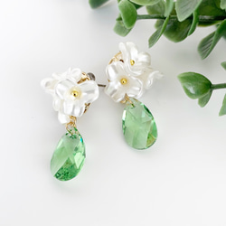 可愛的花束鈦耳環，飾以小花和施華洛世奇橄欖石水滴 第1張的照片