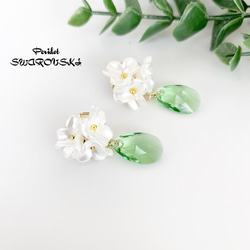 可愛的花束鈦耳環，飾以小花和施華洛世奇橄欖石水滴 第3張的照片
