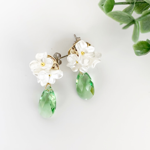 可愛的花束鈦耳環，飾以小花和施華洛世奇橄欖石水滴 第5張的照片