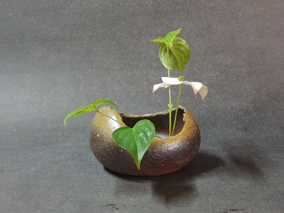 穴窯による焼き締めの花器(広口） 一輪挿し・花瓶・花器