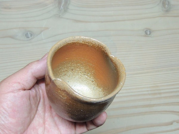 穴窯による焼き締めのカップ 4枚目の画像