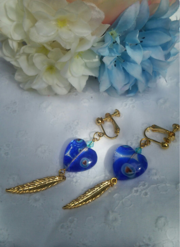 青いハートと羽根のイヤリング 2枚目の画像