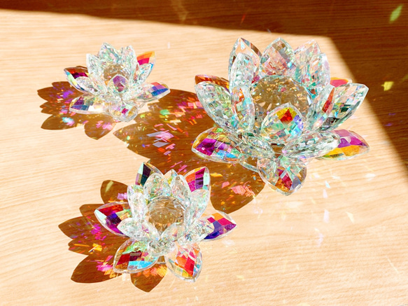 虹色に輝くオーロラクリスタル✧︎蓮 -lotus-【Sサイズ】インテリアの置物に✨クリスタルガラス サンキャッチャー 8枚目の画像