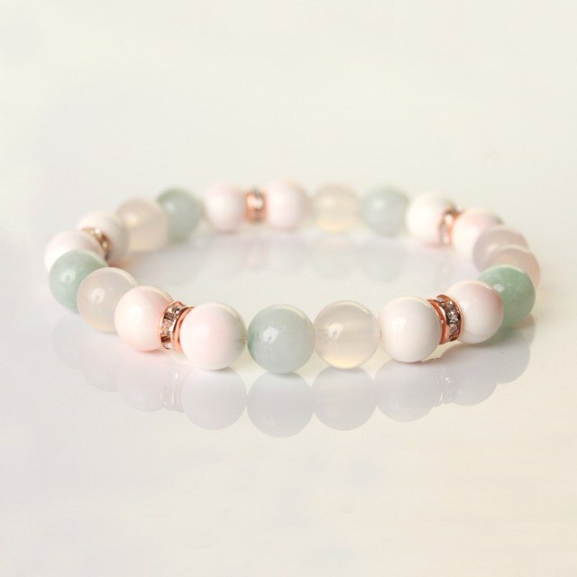 【慈愛の心を育て母性を高めてくれる＋。】本翡翠ｘクイーンコンクシェルｘピンクカルセドニー 天然石ブレスレット