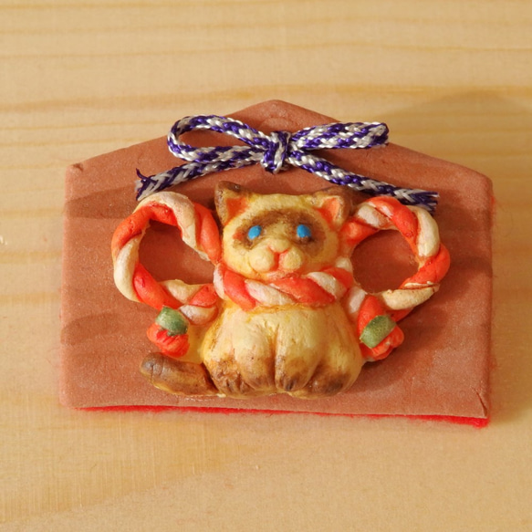 絵馬ブローチ　シャム猫（赤×紫） 2枚目の画像