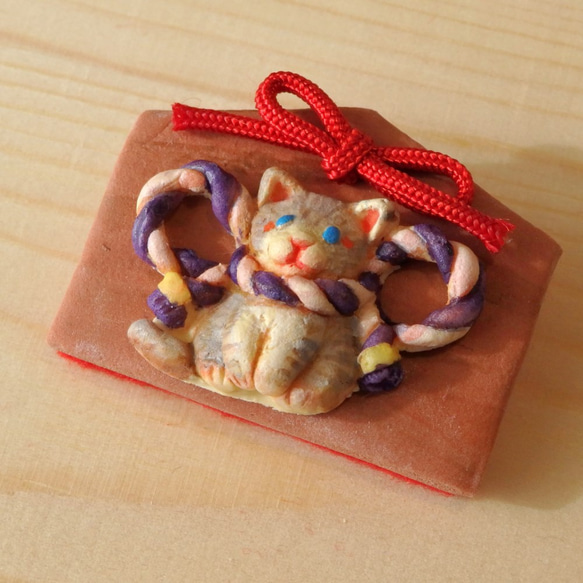 絵馬ブローチ　サバ白猫（紫×赤） 1枚目の画像