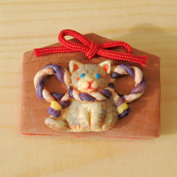絵馬ブローチ　サバ白猫（紫×赤） 2枚目の画像