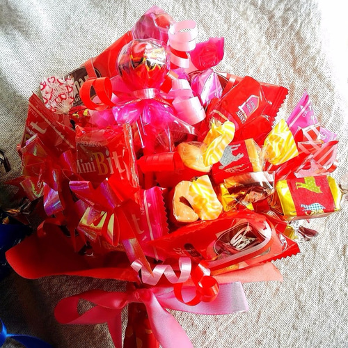 盛り上がるウェディング・トスブーケにお菓子の花束【ブーケトス