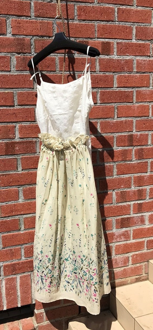 大人可愛いガーゼ布でできた花柄のギャザースカートとタンクトップのワンピース 1枚目の画像