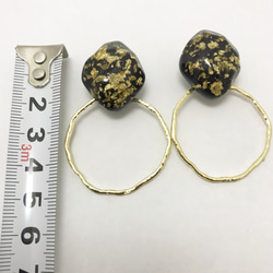 金箔風カボションとゴールドフープのピアス 3枚目の画像