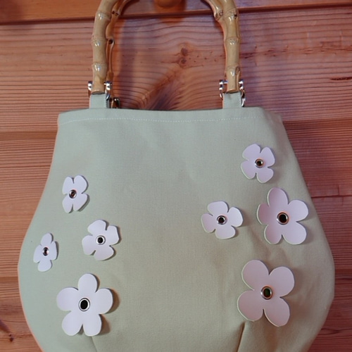 値下げ致しました！ 帆布の合皮花飾り付きトートバッグ バンブー持ち手  