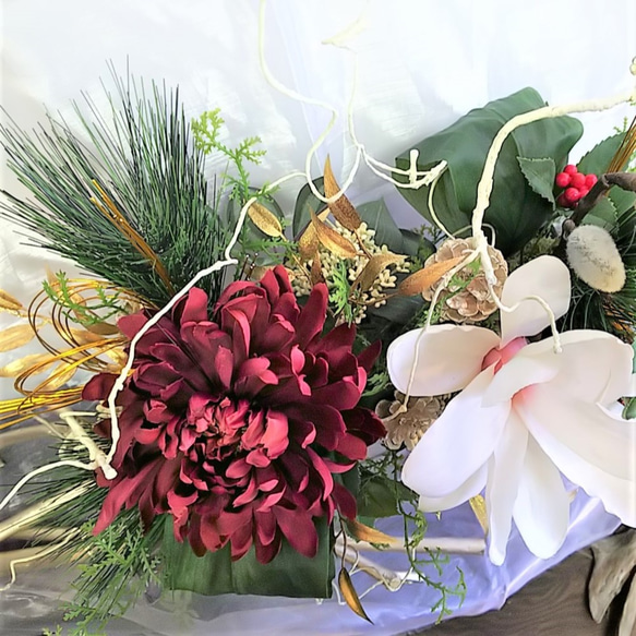 【早割】迎春 ホワイト マグノリア と 大輪 マム の 和モダン な 正月 アーティフィシャルフラワー アレンジメント 5枚目の画像
