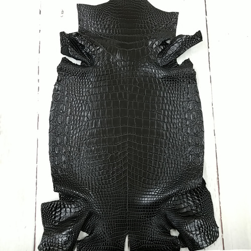 ワニ 革 半艶マット ブラック 原皮 1枚革 ハンドメイド クラフト ③