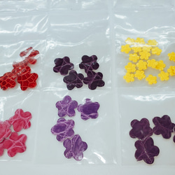 【再販】ワニ革 レザーパーツ フラワー 赤～紫系5色＋小粒黄色(黄色) 2枚目の画像