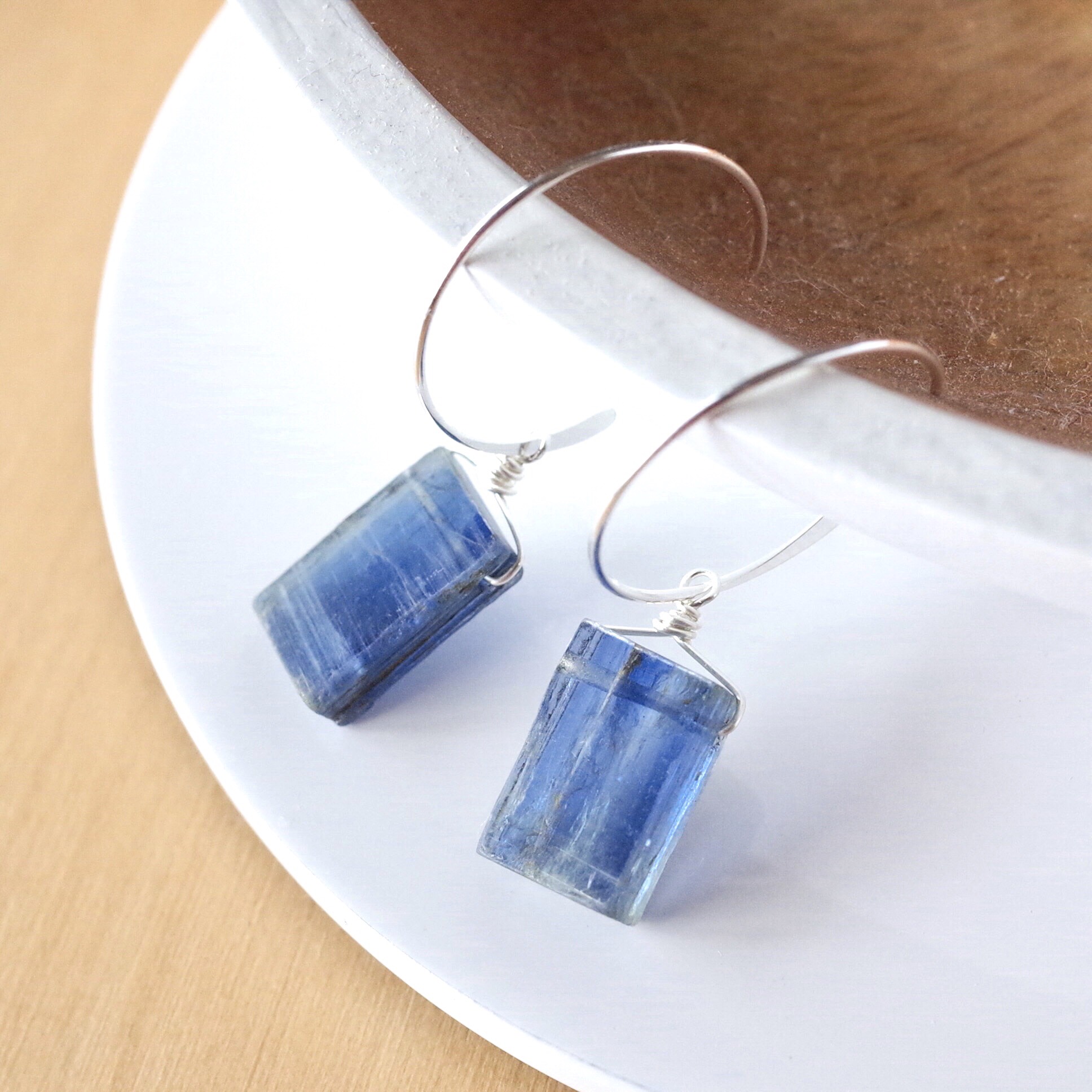 【数量限定】カイヤナイトの原石　フープピアス(sv925)