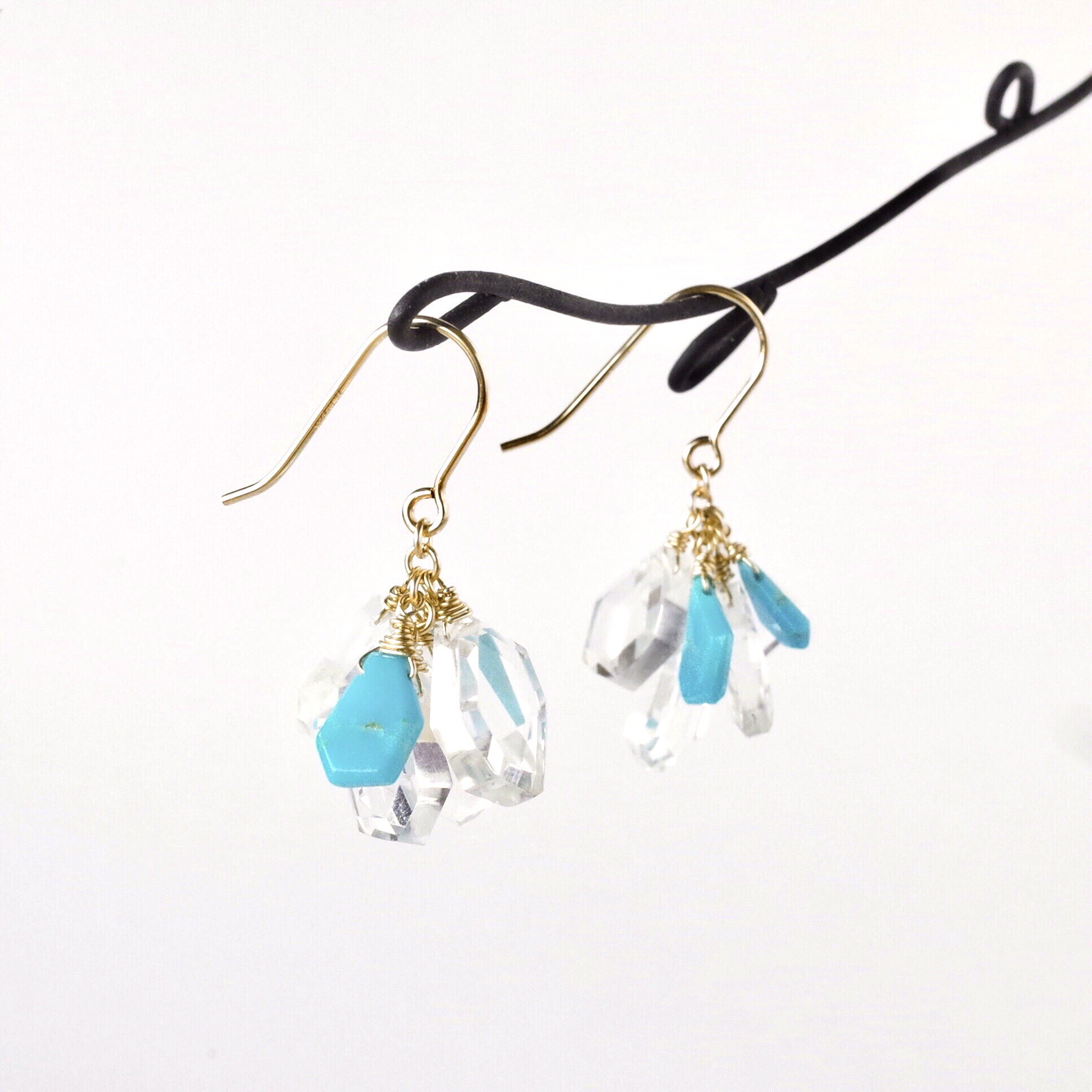 アリゾナ産スリーピングビューティーターコイズAAAと宝石質クリスタルAAAのシャンデリアピアス(14kgf)