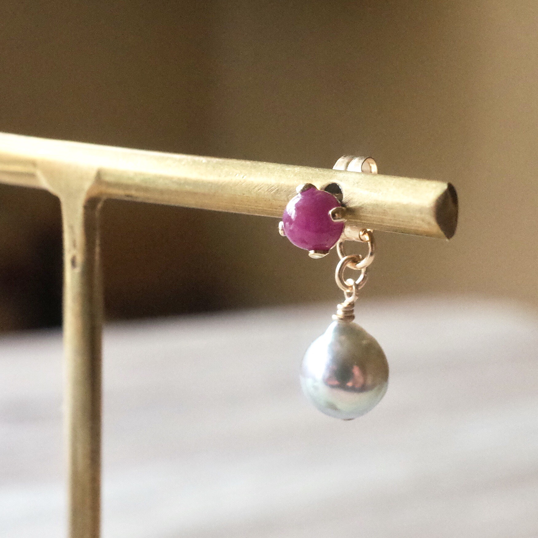 ひと粒ルビーとアコヤバロックパールの2WAYスタッドピアス(14kgf )