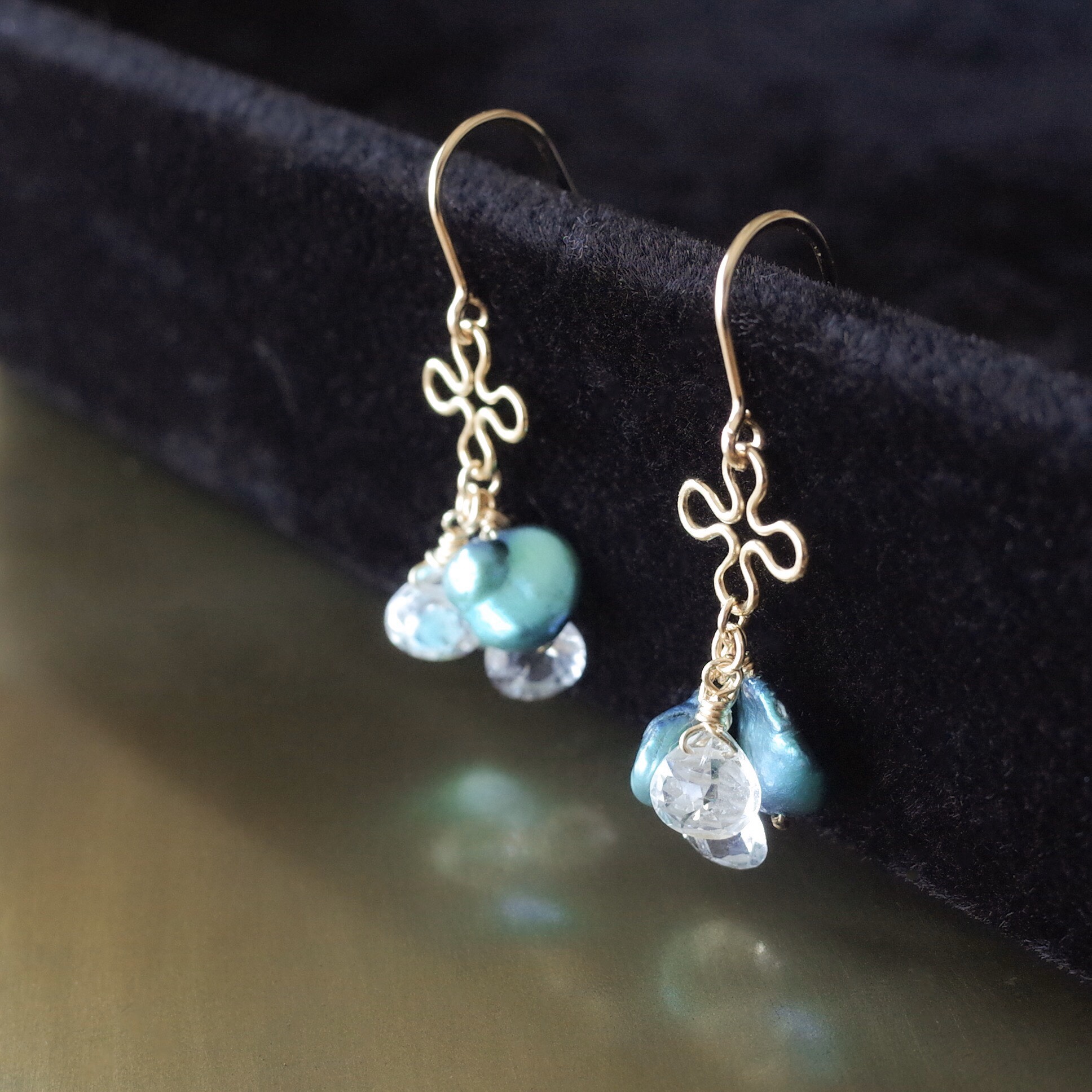 『Creema限定』バロック淡水パールの花びらと【宝石質】トパーズAAAのクロスモチーフピアス(14kgf)