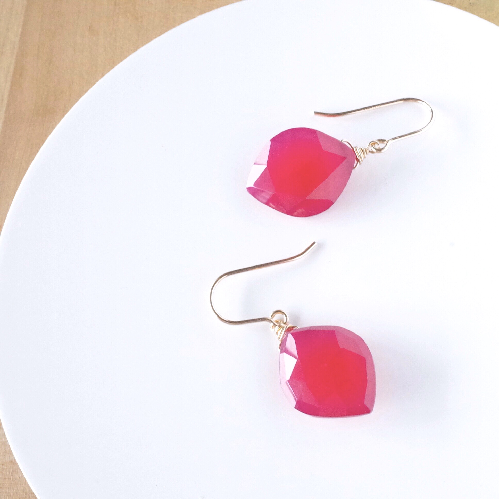 フューシャピンクカルセドニーのフックピアス(14kgf)