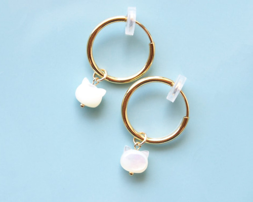 ホワイトシェルの白猫フープイヤリング イヤリング