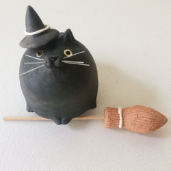 [受注制作] ハロウィン 黒猫 ☆オプション魔女のほうき ＆ 帽子☆　（黒陶　猫置物） 4枚目の画像