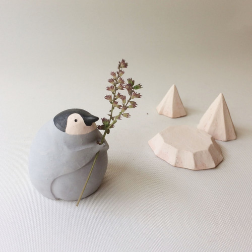 受注制作] お花が持てちゃう仔ペンギン（素焼きのペンギン 置物