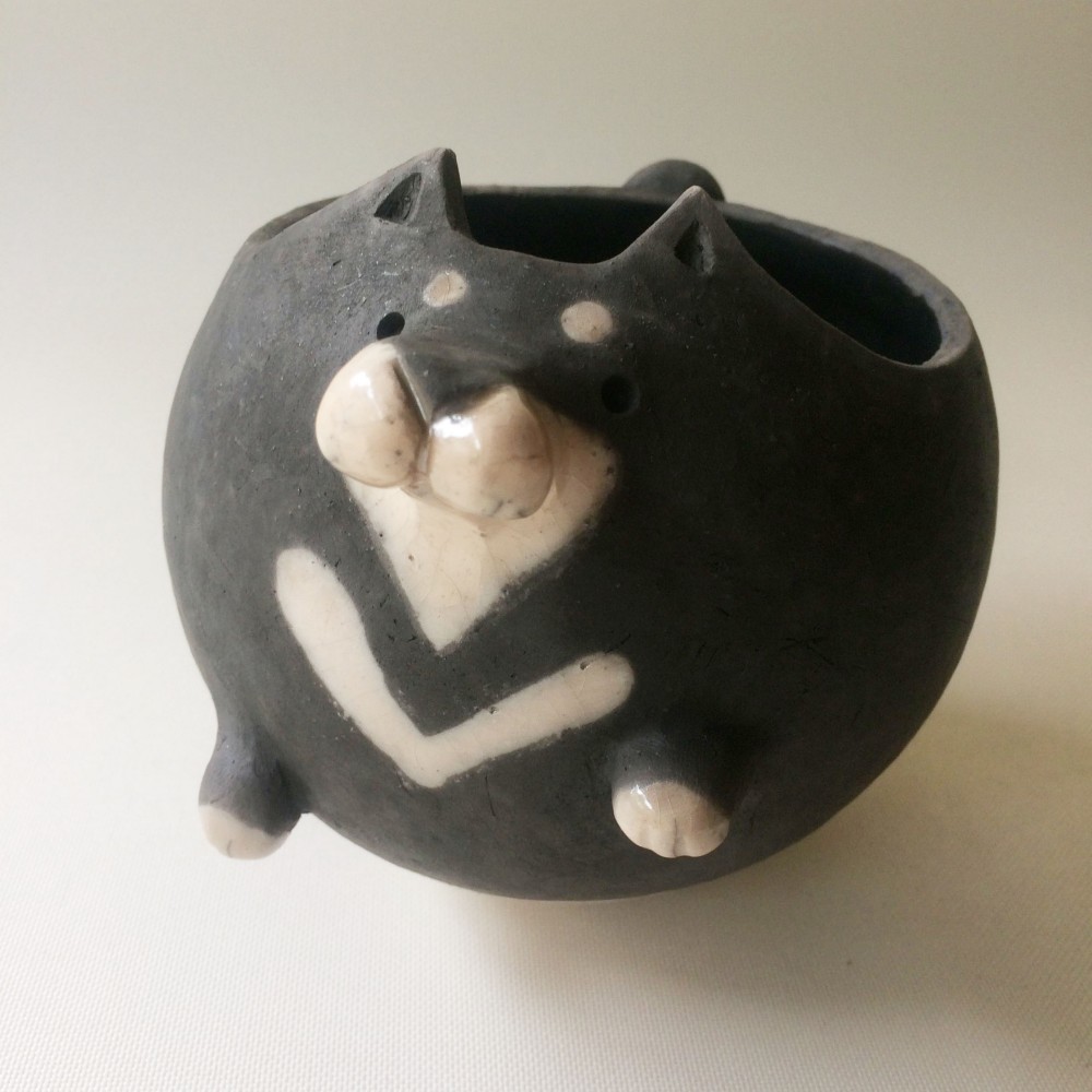 [受注制作]空中散歩　まんまる黒柴犬（素焼きの犬　花器）