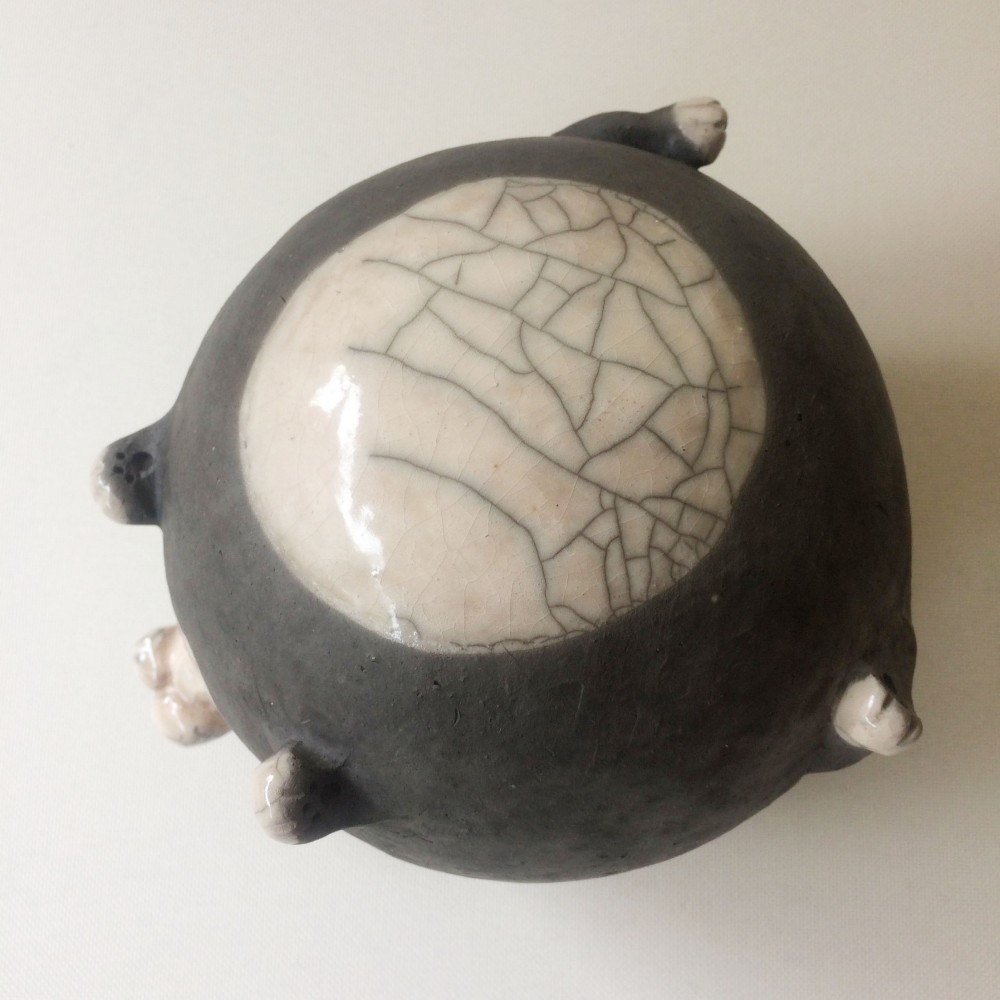 [受注制作]空中散歩　まんまる黒柴犬（素焼きの犬　花器）