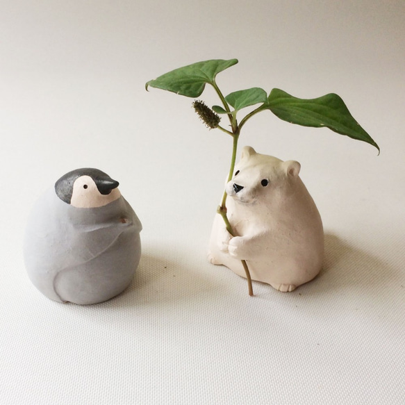 [受注制作] お花が持てちゃう仔シロクマ（素焼きの仔シロクマ　置物） 2枚目の画像