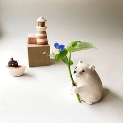 [受注制作] お花が持てちゃう仔シロクマ（素焼きの仔シロクマ　置物） 1枚目の画像